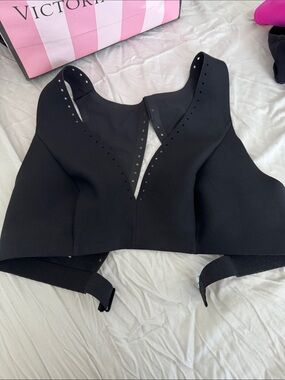 Victoria's Secret Black V-Neck stretchy unpadded sports bra large